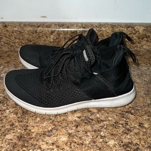 Black Nike tennis shoes